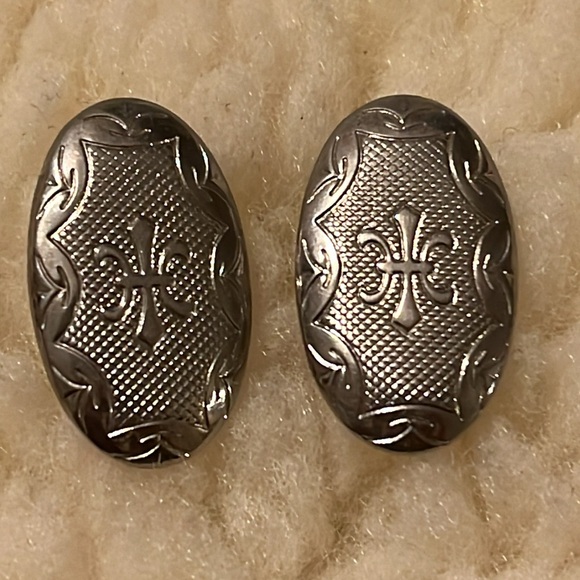 Silver Design Metal Pierce Earrings - Picture 7 of 16